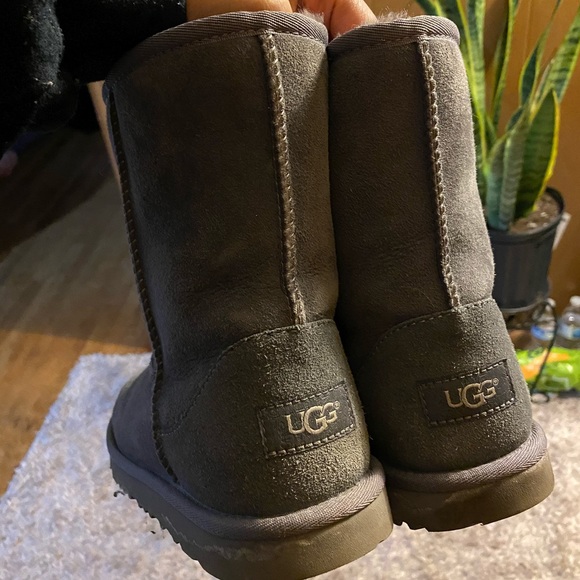 UGGS - Picture 2 of 4